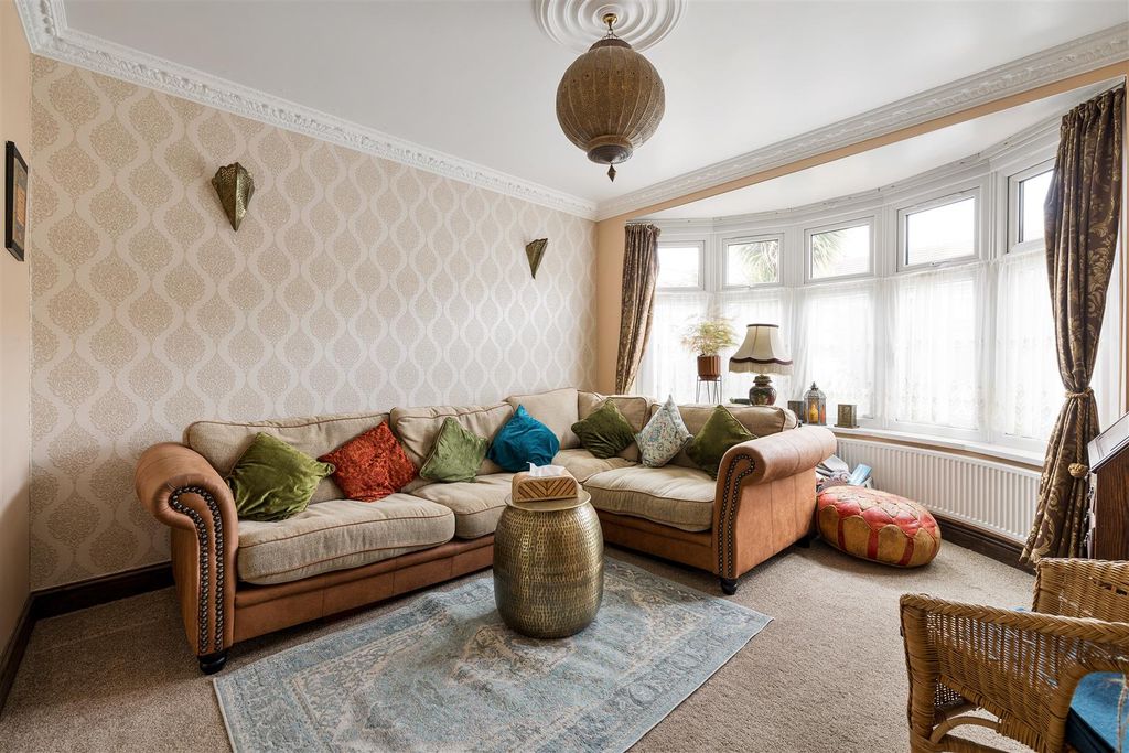 Property photo 2 of 37 Ainslie Wood Gardens, E4