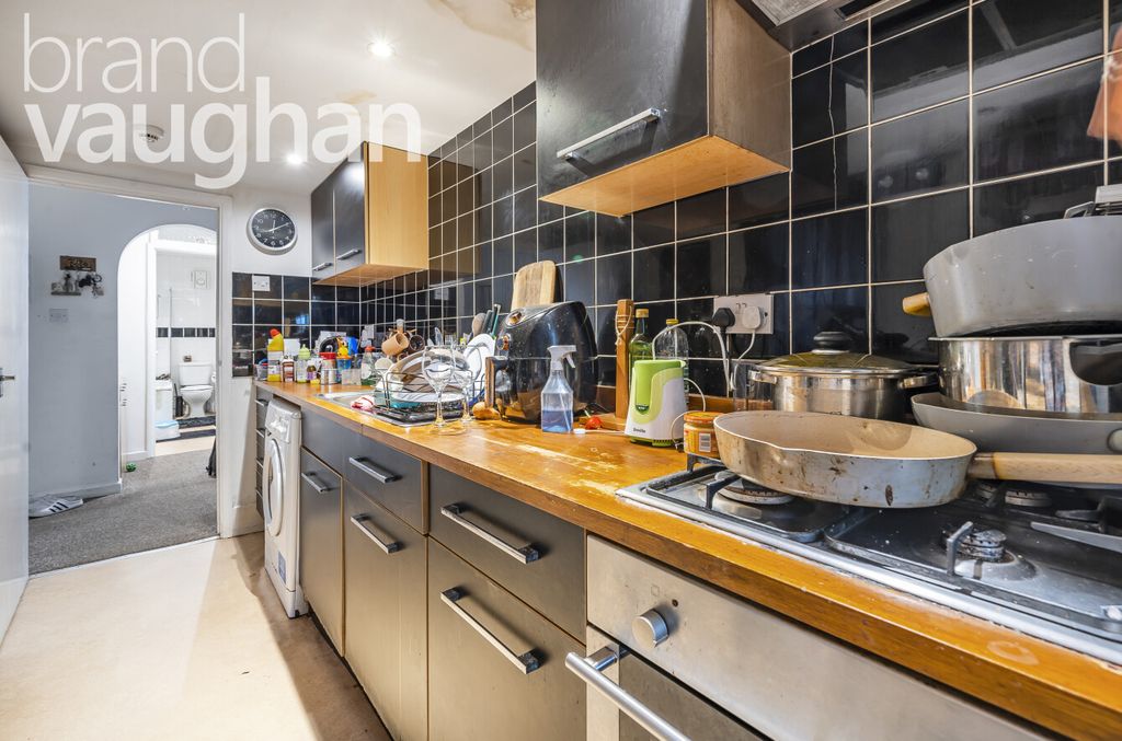 Property photo 2 of 6 Kitchen
