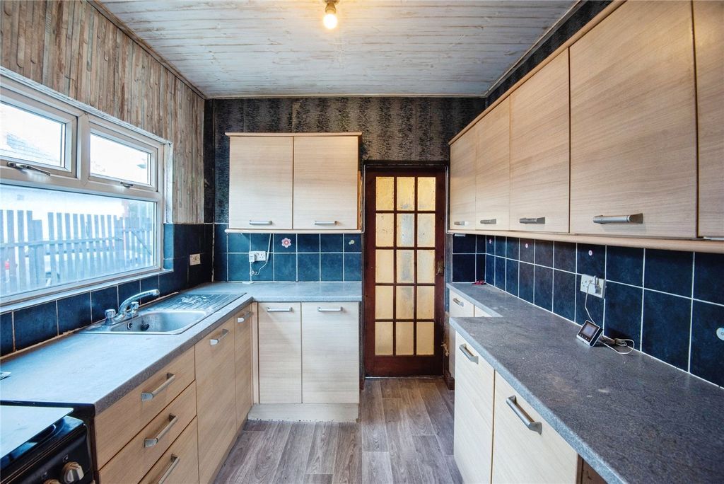 Property photo 3 of 10 Kitchen