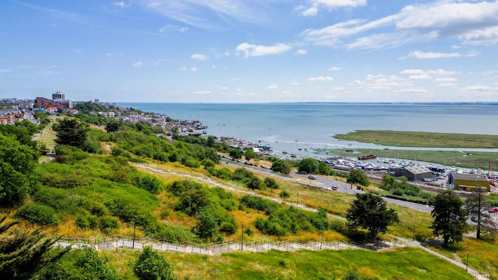 Property photo 3 of 41