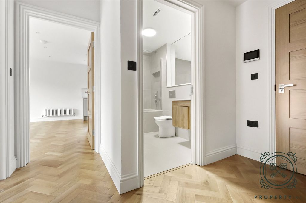 Property photo 3 of 12 Hallway