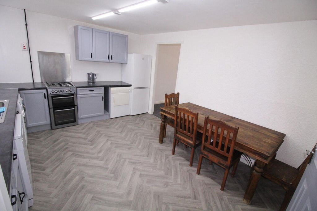 Property photo 3 of 11 Kitchen Diner