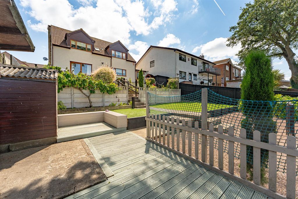 Property photo 3 of 31 5 Rochester Close 18.Jpg