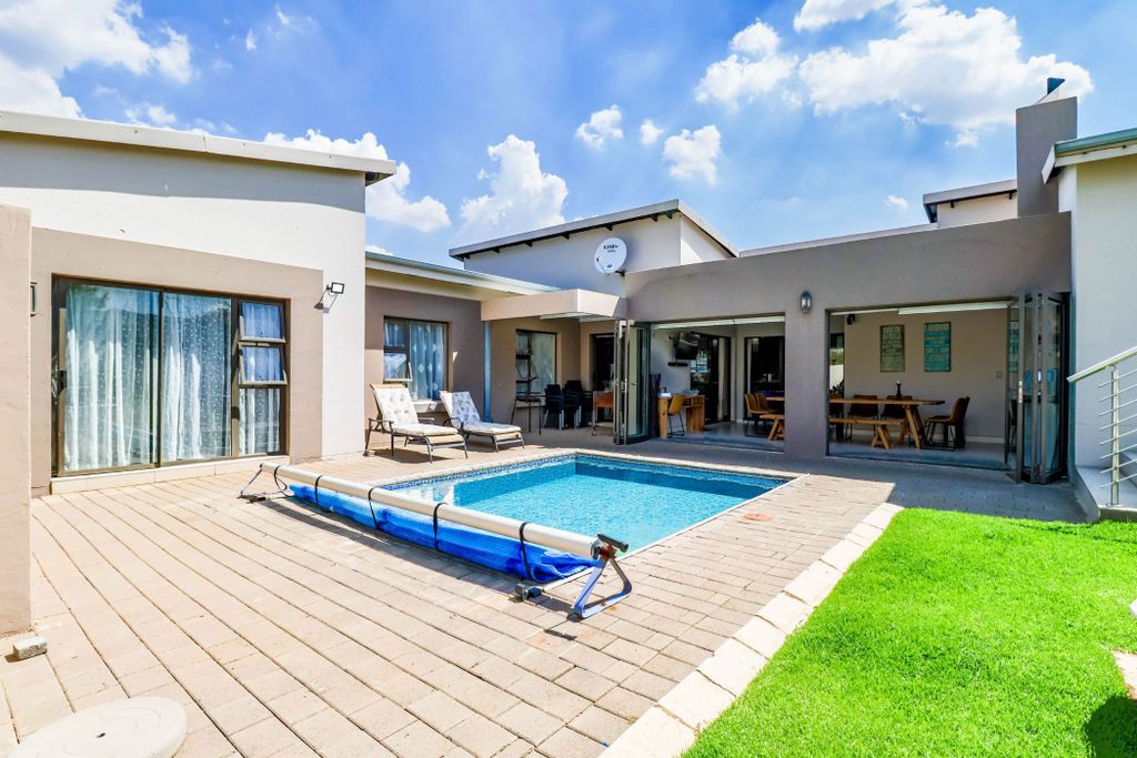 Property photo 1 of 38 Cn1729775