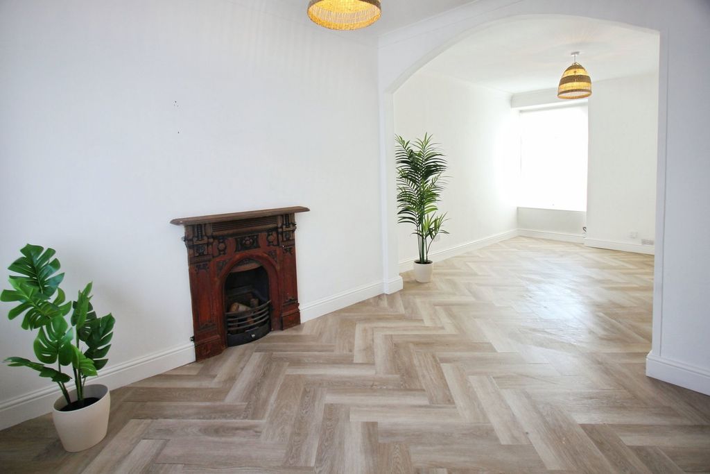 Property photo 2 of 27