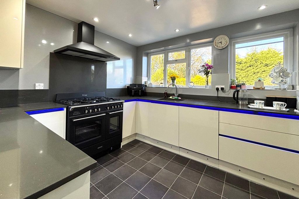 Property photo 3 of 17 Picture No. 28