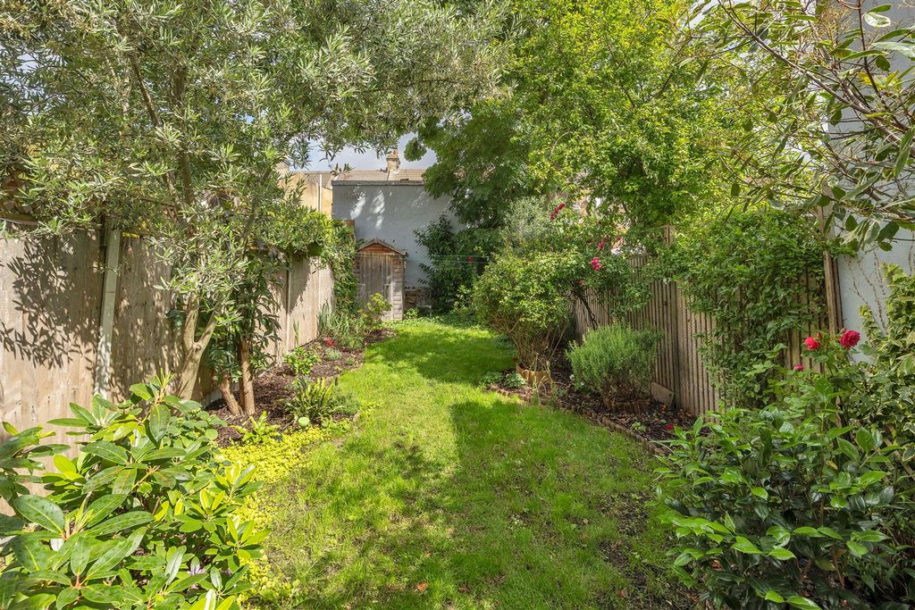 Property photo 3 of 23 Stafford Road, E7