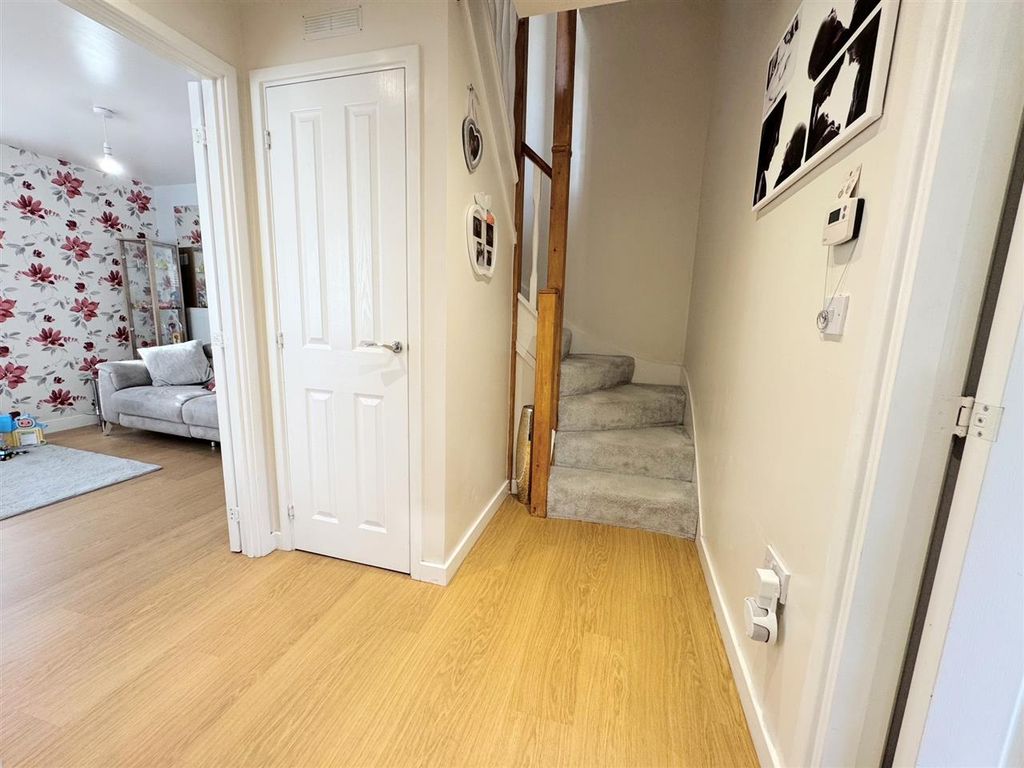 Property photo 2 of 17 Entrance Hall