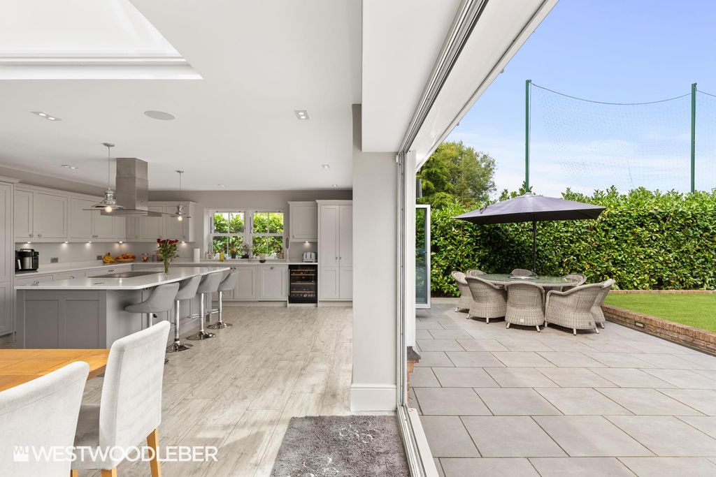 Property photo 3 of 68 Redwood_35.Jpg