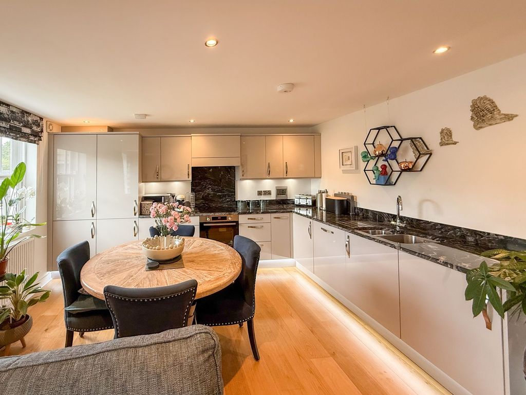 Property photo 3 of 12 Dining Kitchen