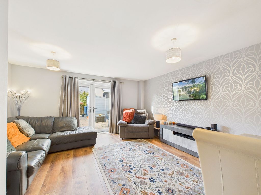 Property photo 3 of 11 Lounge