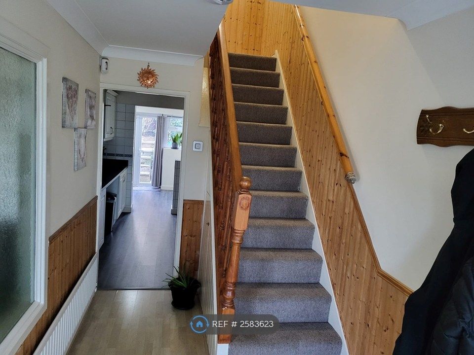 Property photo 2 of 13 Hall Way