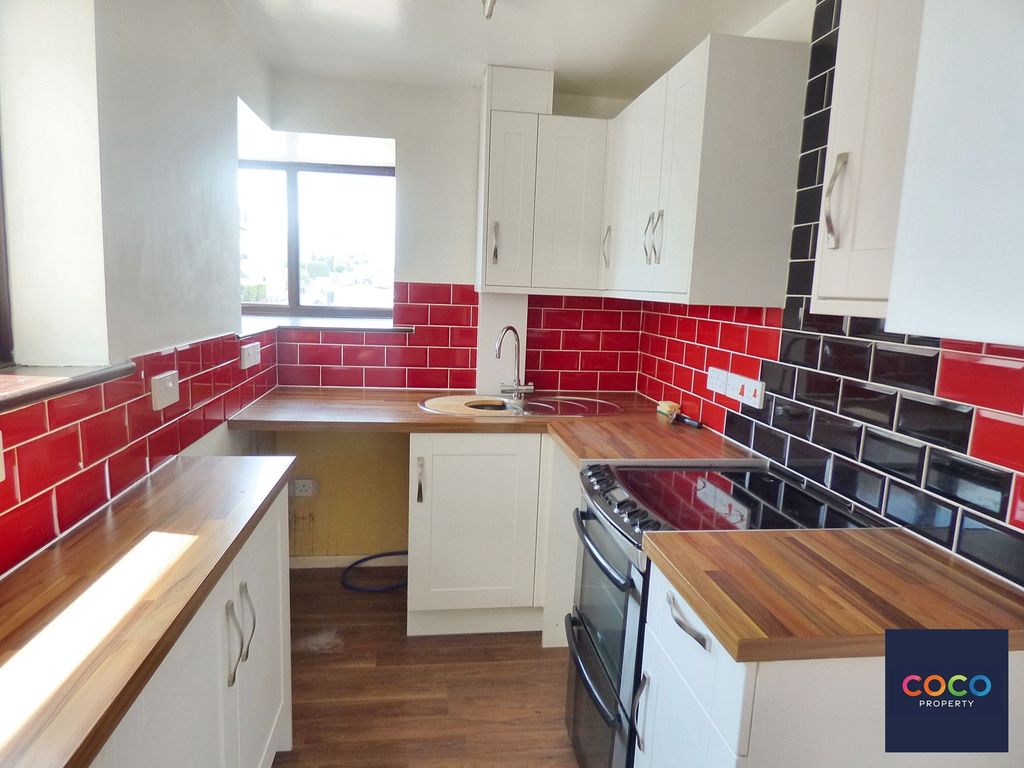 Property photo 3 of 6 Kitchen