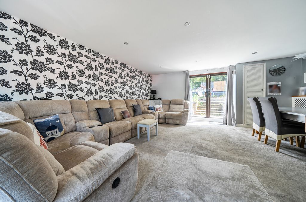 Property photo 2 of 19 1499142-11-6A6B2F...