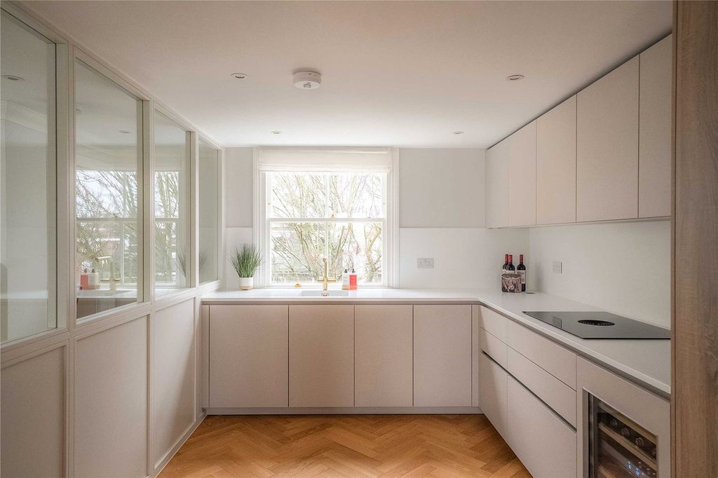 Property photo 3 of 11 Kitchen