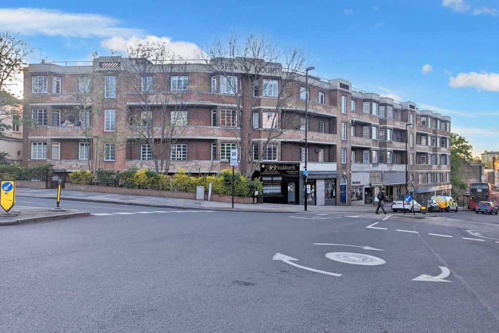 Property photo 1 of 9 Flat 22 Selwyn Court, Blackheath Village, London, Se3 9Sz