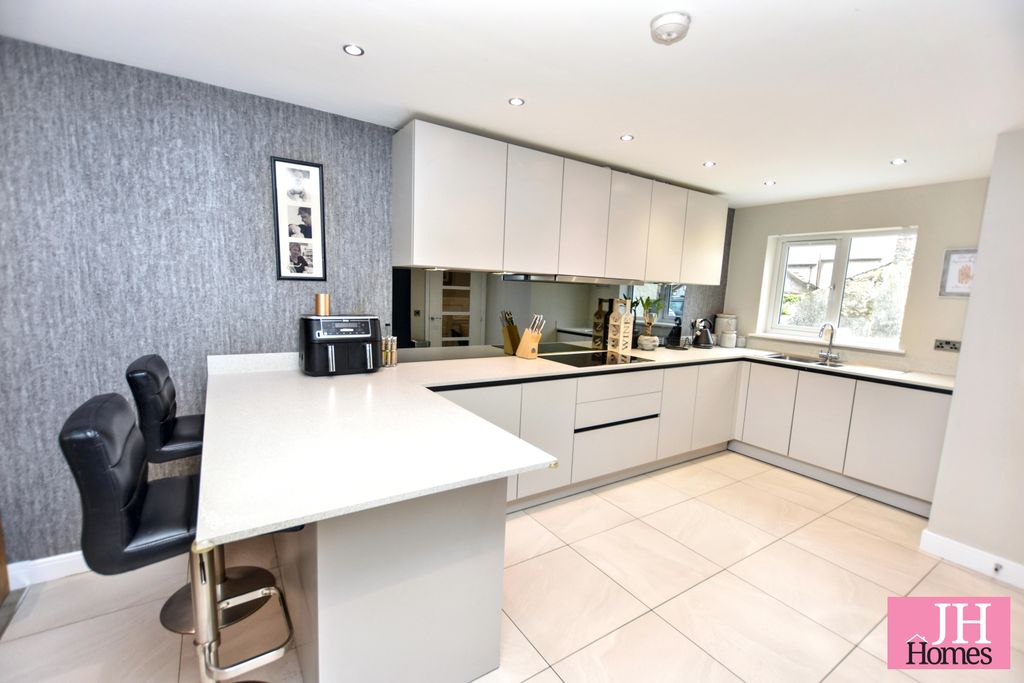 Property photo 2 of 32