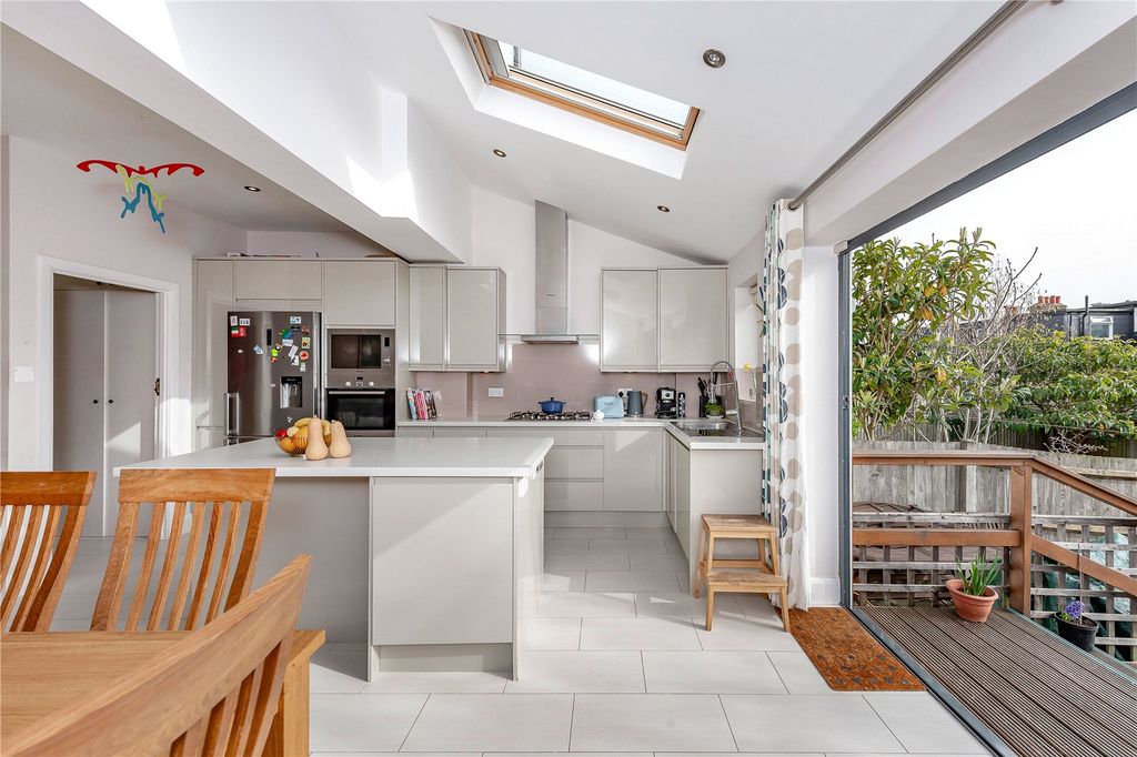 Property photo 3 of 18 Picture No. 10