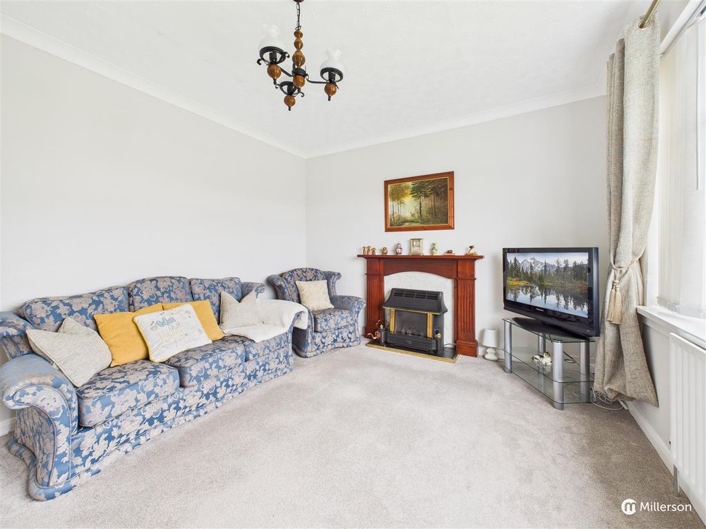 Property photo 3 of 21 Lounge