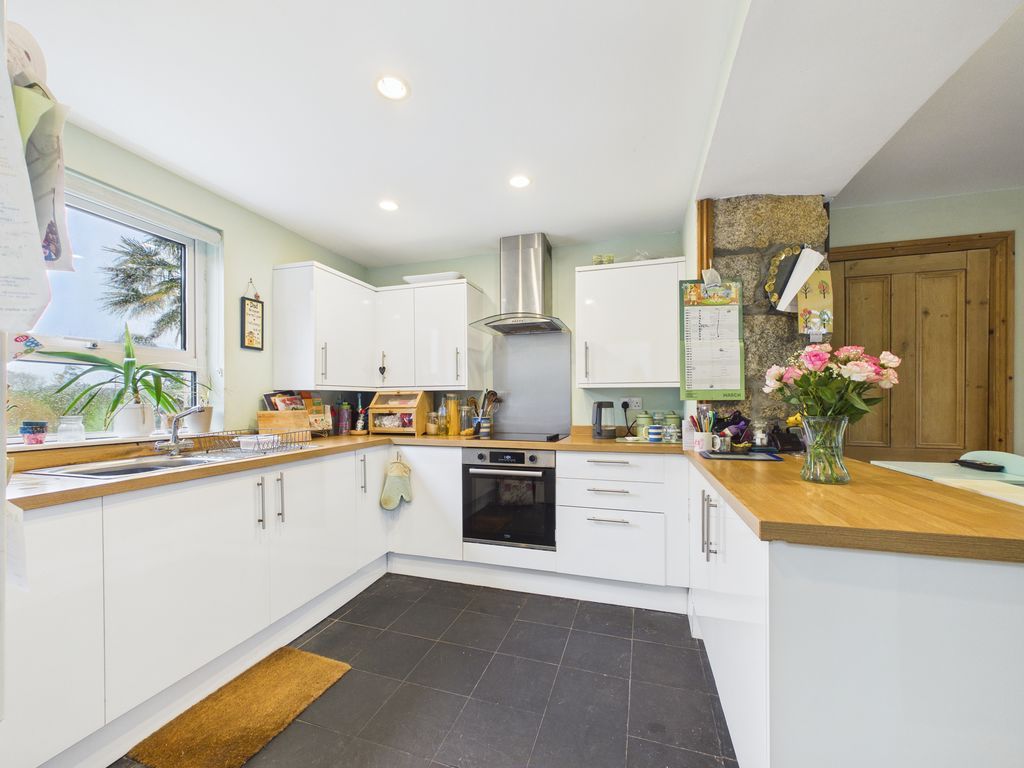 Property photo 3 of 12 Kitchen