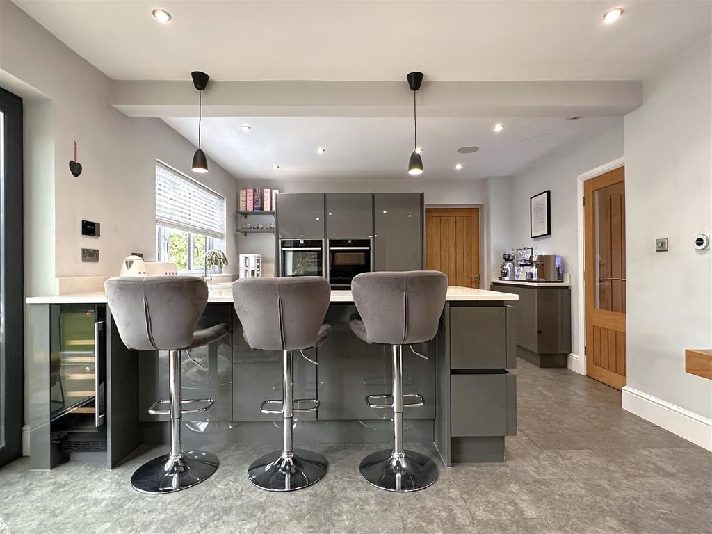 Property photo 2 of 30 Stunning Dining Kitchen 181