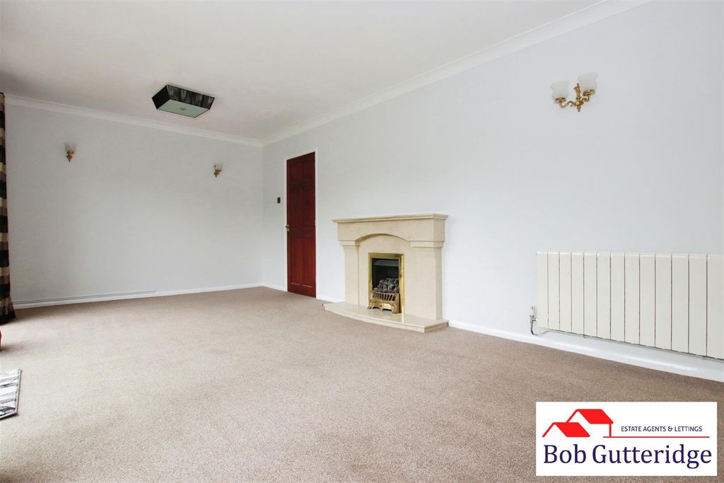 Property photo 3 of 32 Lounge