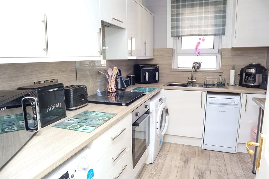 Property photo 3 of 17 Kitchen