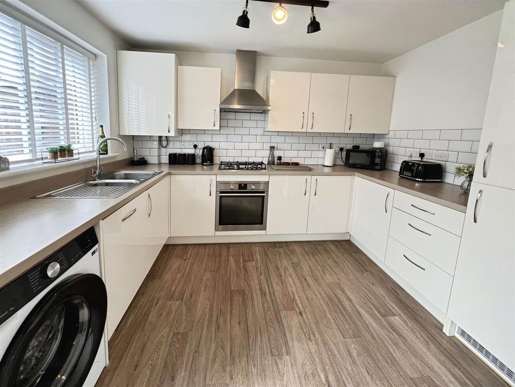 Property photo 3 of 15 Fitted Kitchen