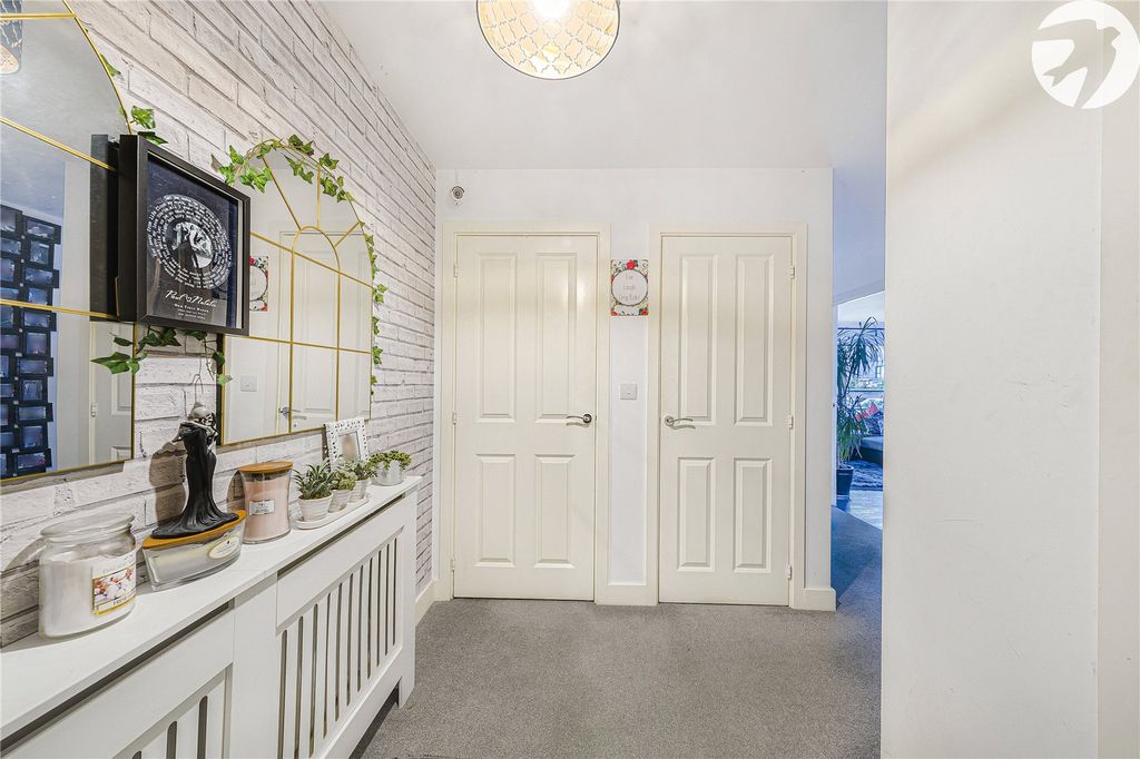 Property photo 2 of 19 Entrance Hall