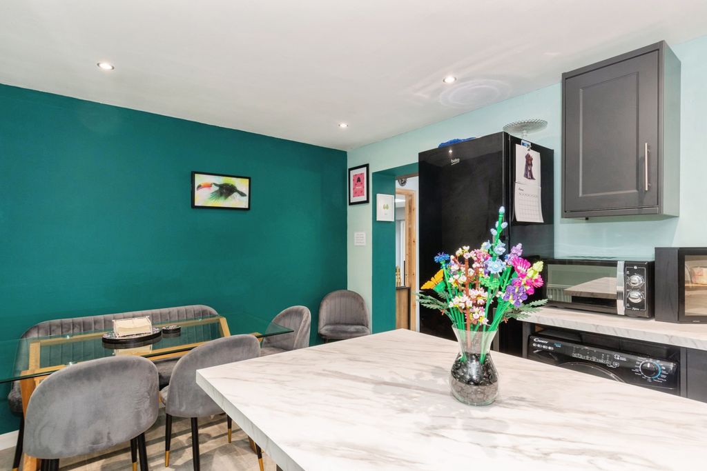 Property photo 3 of 18 Kitchen