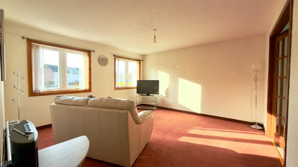 Property photo 3 of 18 Lounge