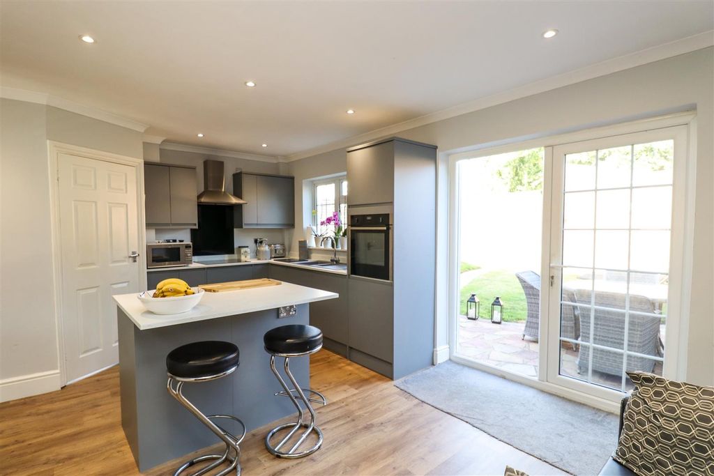 Property photo 3 of 18 Kitchen/Breakfast Room