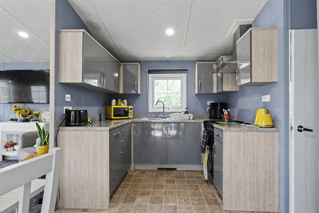 Property photo 3 of 16 Kitchen