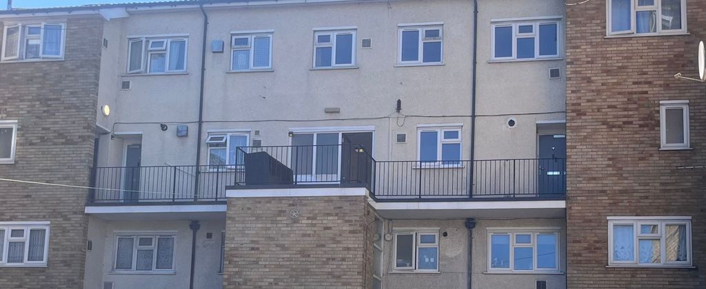Property photo 1 of 1 3 Bed Flat To Rent Radcliffe Way, Northolt Ub5
