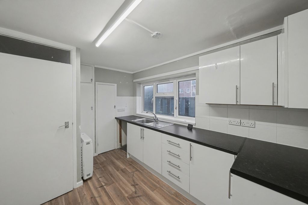 Property photo 2 of 15 Flat 1 Jutland House, Dedworth Road, Windsor Sl4 5Be