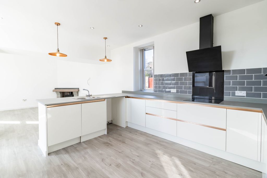 Property photo 3 of 37 Kitchen To Lounge