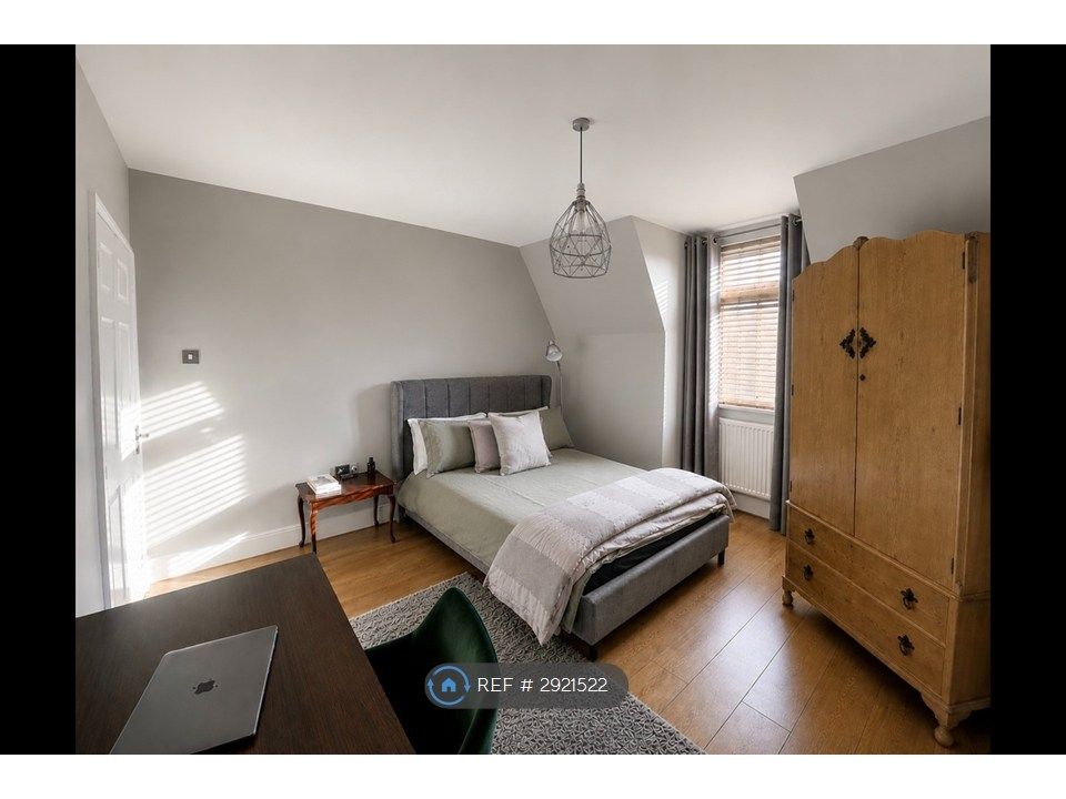 Property photo 1 of 8 Large Double Bedroom