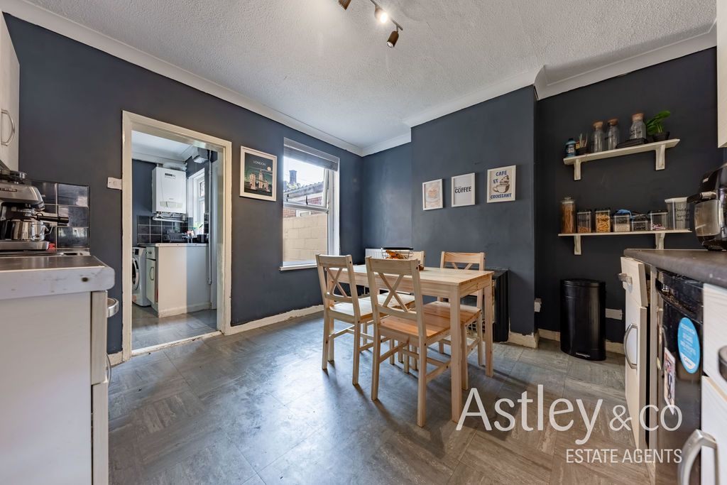 Property photo 3 of 12 Kitchen
