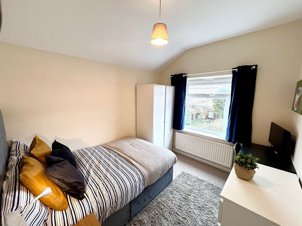 Property photo 3 of 9 A Cozy Double Bedroom Featuring A Comfortable Bed ...
