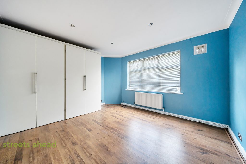 Property photo 2 of 10 cc760Acc-7056-421...