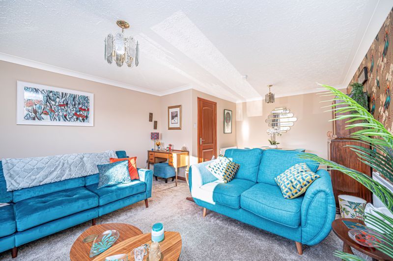 Property photo 3 of 17 Lounge