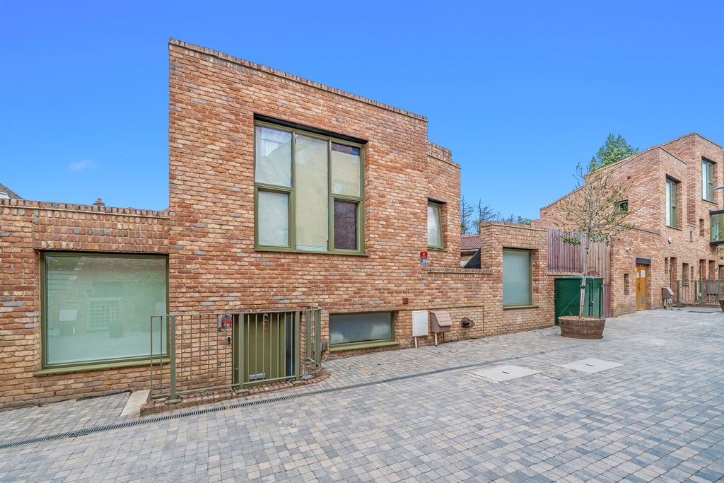 Property photo 1 of 21