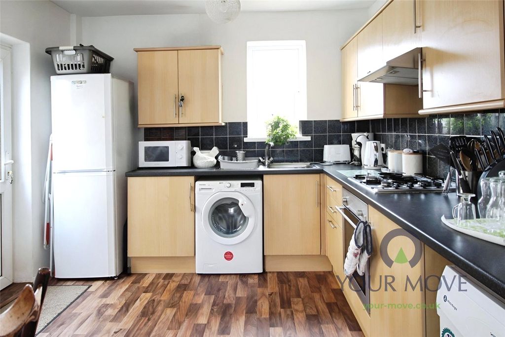 Property photo 3 of 9 Kitchen