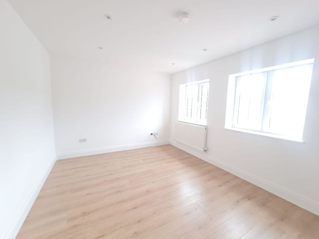 Property photo 3 of 6 Living Room