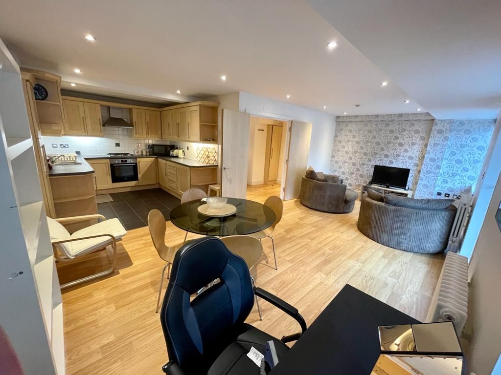 Property photo 1 of 13 Spacious 2-Bed, 2-Bath Apartment With Private Balcony – Marble House, Se5
