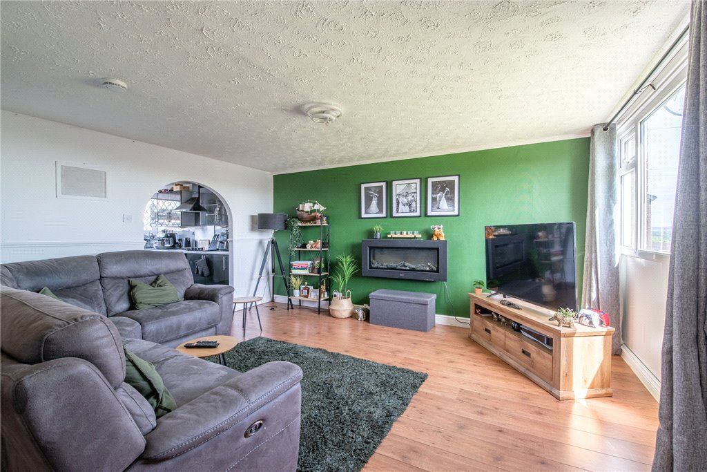 Property photo 3 of 16 Lounge