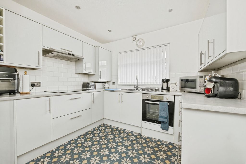 Property photo 3 of 10 Kitchen