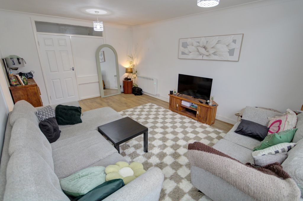 Property photo 3 of 10 Lounge B