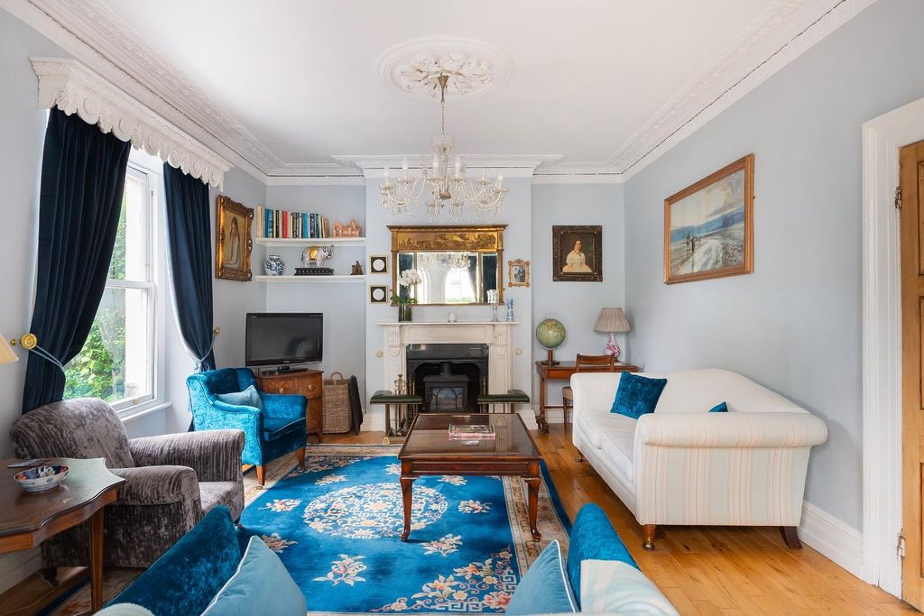 Property photo 1 of 28 1V6Wcm - Living Room D.Jpg