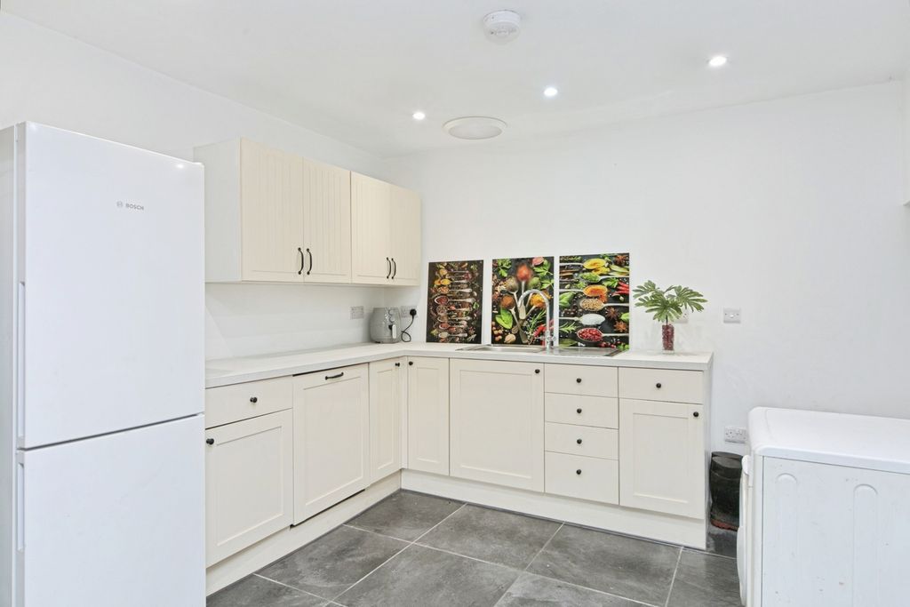 Property photo 3 of 21 Pbox-Img.Jpg